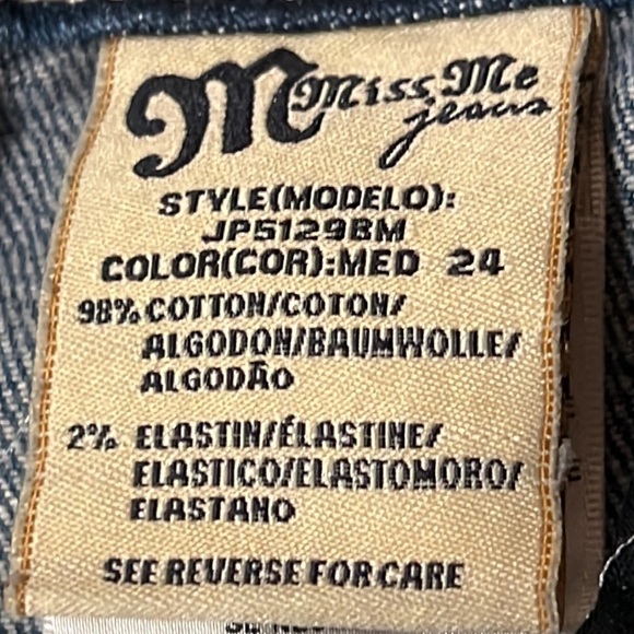 Miss me  shorts size 28 length 19”waistline 30”inseam12” Rise 9” All sales final - Picture 7 of 7